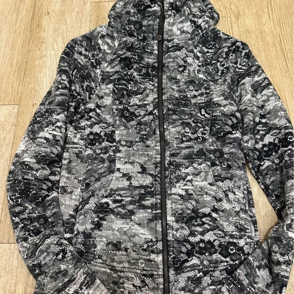 Lululemon Scuba size 6!